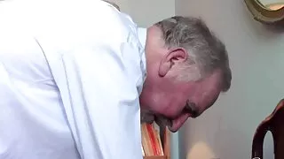 لڑکی گلیمر لڑکی کی چمنی بلی کی طرف سے سونے کے کمرے فیلم سکسی حشری خارجی میں کھلواڑ