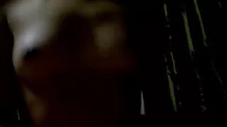 ایک سیاہ فیلم xxx خارجی ہڈ کے ساتھ سینگ سنہرے بالوں والی رات کا کھانا