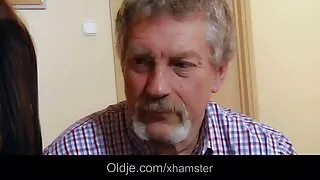 بڑے بستر پر سنہرے بالوں والی ایک فیلمپورنخارجی جنسی کھلونا کے ساتھ خود بلی vibrates