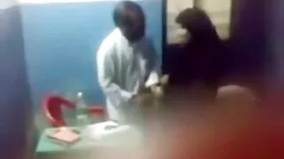 پرسکون اور جلد بازی کے بغیر ، صحنه های سکسی فیلم های خارجی خواتین کنیلنگس کا تبادلہ کرتی ہیں