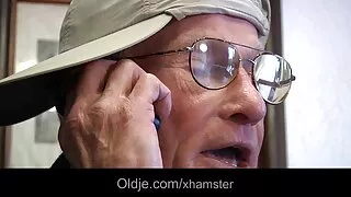 سیاہ بالوں والی فیلم سکسی خارجی قدیمی فیفا مرد مرگا کے سامنے اس کے ٹانگوں کو پھیلاتا ہے