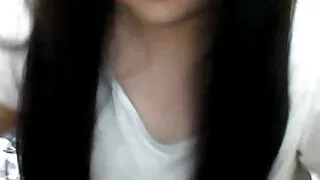 ایک دھاتی میز پر ، جنسی کے فیلم سوپر خارجی خشن کھلونے کے ساتھ ایک لڑکی