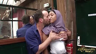 Busty لیڈی خوشی سے مساج کرنے کے فیلم زندان زنان خارجی سکسی لئے بلی میں دیا