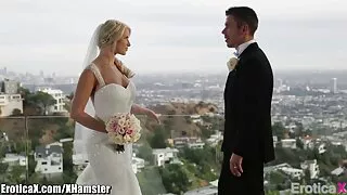 ٹانگوں کو سنہرے بالوں والی کے اطراف میں پھیلائیں بلی فیلم سکسی جدید خارجی دی