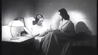 ایک گرم ، شہوت انگیز سکسی خارجی گروهی بستر میں بیٹھے لڑکی اس کی بلی میں اس کی انگلیاں shoves